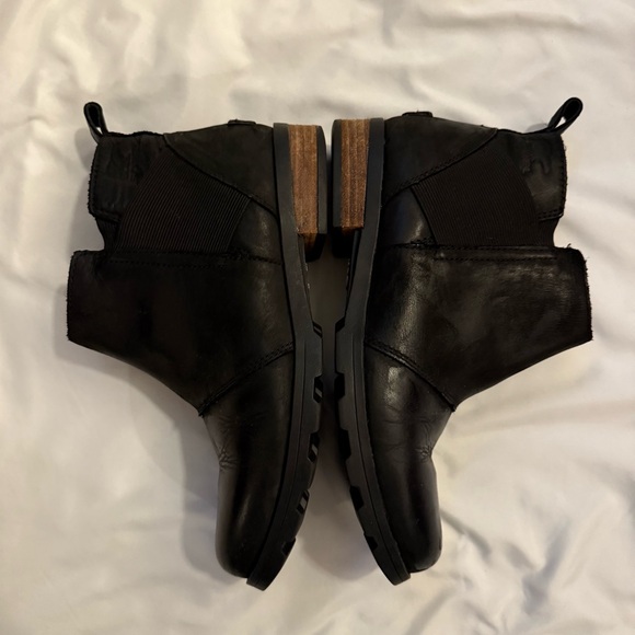 Like New Sorel Emelie I Waterproof Leather Chelsea Boot - Picture 3 of 8